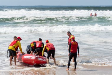 Cronulla, Avustralya 2020-02-15 Sörf Kurtarma Eğitimi devam ediyor. Sörf kurtarma botu Wanda Beach, Nsw, Avustralya 'da mürettebat ve hasta taşımacılığı ile çevrili..