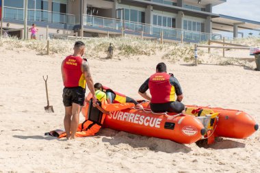 Cronulla, Avustralya 2020-02-15 Sörf Kurtarma Eğitimi devam ediyor. Manken kurtarma ekibi Wanda Beach, Nsw, Avustralya 'dan..
