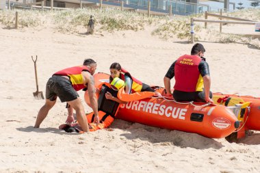 Cronulla, Avustralya 2020-02-15 Sörf Kurtarma Eğitimi devam ediyor. Manken kurtarma ekibi Wanda Beach, Nsw, Avustralya 'dan..