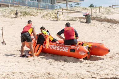 Cronulla, Avustralya 2020-02-15 Sörf Kurtarma Eğitimi devam ediyor. Manken kurtarma ekibi Wanda Beach, Nsw, Avustralya 'dan..