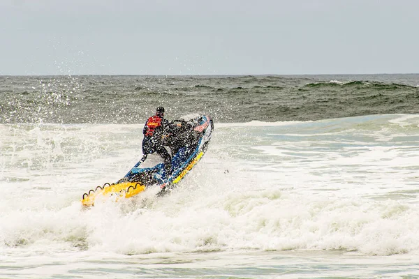 Cronulla, Austrália 2020-02-15 Guarda-vidas de plantão pulando nas ondas. Resgate de surf na Austrália — Fotografia de Stock