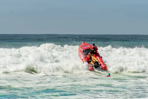 Cronulla, Australia 2020-02-15 Entrenamiento de salvavidas de rescate de surf en progreso. Recogida de rescate en Wanda Beach, NSW, Australia . — Foto de Stock