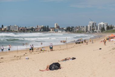Sydney, Avustralya 2020-02-15 kişi yaz günü Wanda plajında güneşleniyor. Sörf kurtarma ekibi eğitimi.
