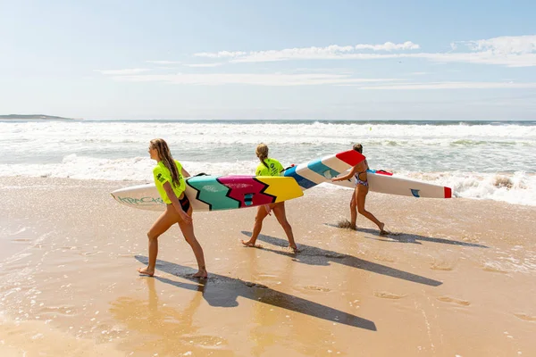 Sydney Austrália 2020 Três Meninas Com Pranchas Nipper Andando Wanda — Fotografia de Stock