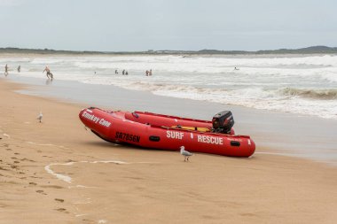 Cronulla, Avustralya 2020-02-15 plajı Sydney sahilinde kapalı tabela ve sörf kurtarma botu. Uyarıya rağmen insanlar hala yüzüyor ve sörf yapıyor.