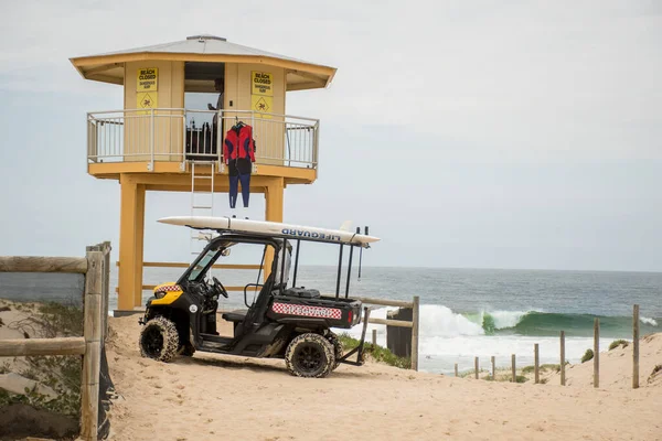 Sydney Austrália 2020 Torre Salvação Surf Com Sinal Praia Fechada — Fotografia de Stock