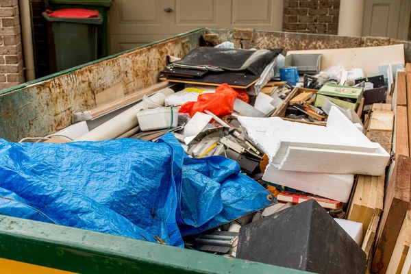 Přeskočit Koš Plný Odpadků Domácností Dvorku — Stock fotografie