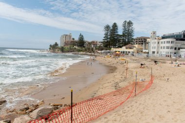 Cronulla, Avustralya 2020-02-15 Fırtına sırasında büyük dalgalar binlerce ton kumu okyanusa sürükledi ve plajın kuzey ucundaki kaya yığınlarını açığa çıkardı.