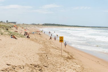 Sydney, Avustralya 2020-02-15 kişi Wanda sahilinde güneşleniyor ve yüzüyor. Tehlikeli akım işareti