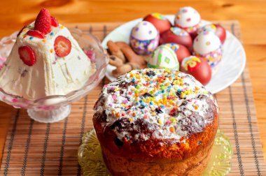 Geleneksel Ortodoks Paskalya yemekleri: süzme peynir paşası, dekore edilmiş yumurta ve paskalya pastası kulich