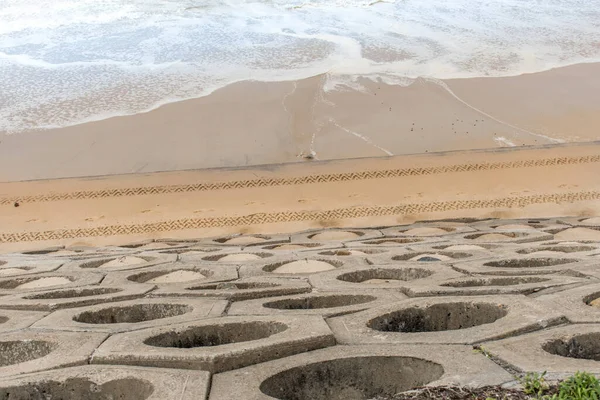 Nach Dem Sturm Freigelegte Meeresmauer Und Ein Sandstrand Bei Flut — Stockfoto