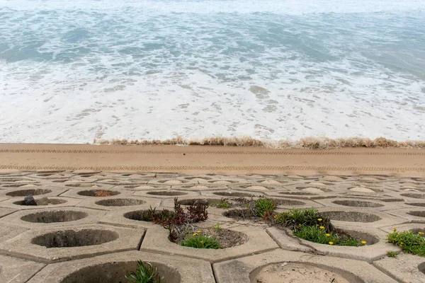 Muro Marino Expuesto Después Tormenta Una Playa Arena Con Marea —  Fotos de Stock
