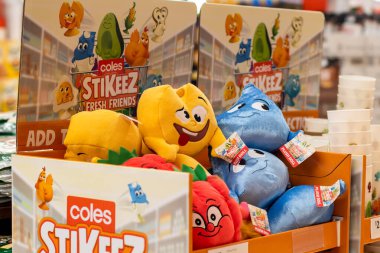 Sydney, Avustralya 14-02-2020 Coles yeni promosyonu Stikeez Fresh Friends Şubat ayında başladı. Pofuduk oyuncaklar ve diğer mallar mağazada