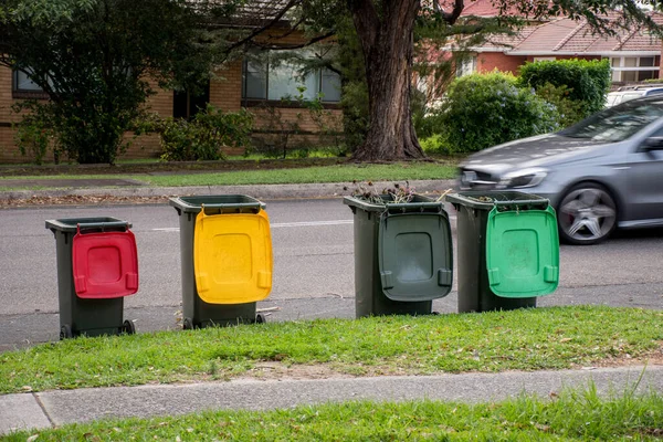 Australijskie Kosze Śmieci Kolorowymi Pokrywkami Recyklingu Ogólnymi Odpadami Gospodarczymi Ustawionymi — Zdjęcie stockowe