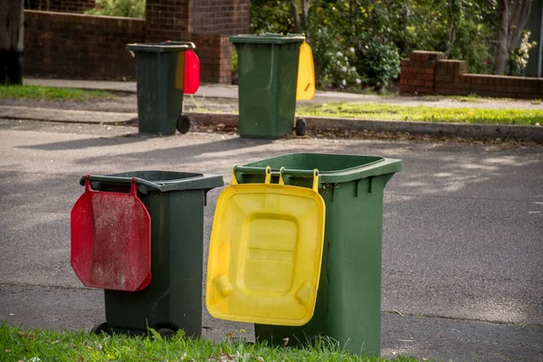 Pattumiere Australiane Con Coperchi Colorati Rifiuti Domestici Generici Riciclati Allineati — Foto Stock