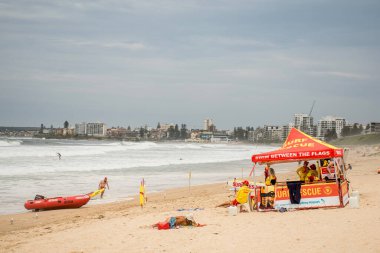Cronulla, Avustralya 2020-02-15 Sörf kurtarma çadırı Wanda sahilinde hayat kurtarma ekibi görev yapıyor.