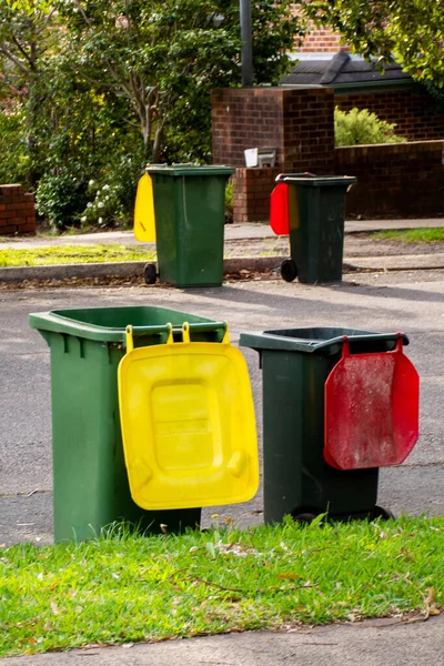 시민을 오스트 레일리 쓰레기통 쓰레기 수거를 길가에 줄지어 늘어선 재활용품 — 스톡 사진
