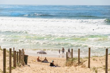 Sydney, Avustralya 2020-02-15 İnsanlar yaz günü Wanda sahilinde güneşleniyor ve yüzüyorlar..