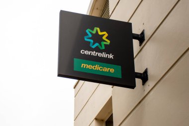 Sydney, Avustralya - 2019-12-24 Medicare ve Merkez Bağlantı tabelası bir binanın dışında. Centrelink, Avustralya 'da Medicare ve maluliyet sigortası düzenleyen bir devlet dairesi.