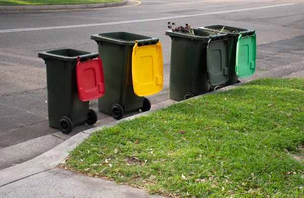 Αυστραλοί Κάδοι Σκουπιδιών Πολύχρωμα Καπάκια Για Ανακύκλωση Και Γενικά Οικιακά — Φωτογραφία Αρχείου