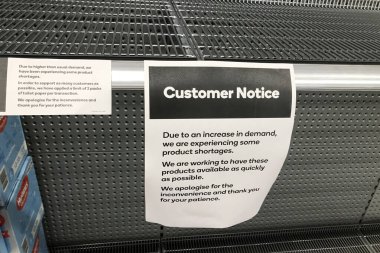 Sydney, Avustralya 2020-03-03 Covid-19 panik içinde tuvalet kağıdı sıkıntısı çekiyor. Woolworths süpermarketi temel öğeler için limitler getirdi. Boş rafa beşli not