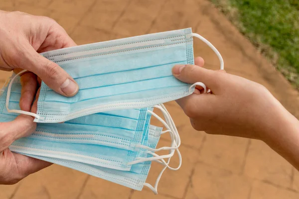 Handen Vasthouden Het Geven Van Beschermende Wegwerp Gezichtsmasker Aan Een — Stockfoto