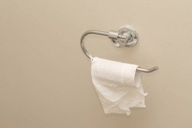 Boş tuvalet kâğıdı kabın içinde yuvarlanıyor. Kısa devre kavramı