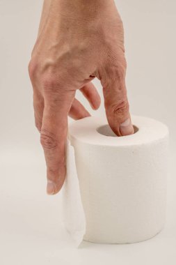 Adamın el ele tutuşması ve tuvalet kağıdı rulosu vermesi.