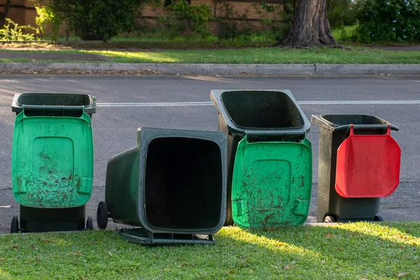 Australische Mülltonnen Bleiben Stehen Und Liegen Nach Der Stadtratssitzung Auf — Stockfoto
