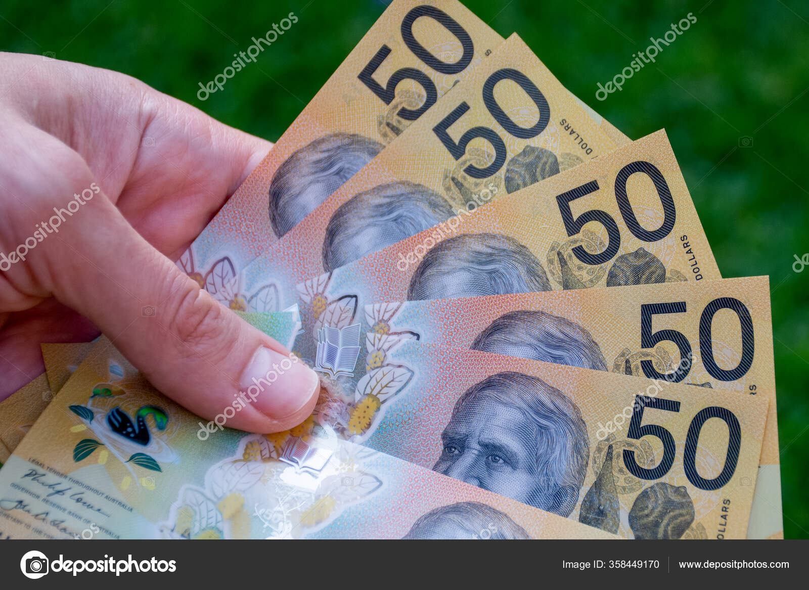 手握50澳元钞票支付款项的人——图库图片© Daria_Nipot #358449170