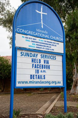 Sydney, Avustralya - 2020-04-02: Coronavirüs salgını yüzünden kilise kapandı. Facebook üzerinden çevrimiçi Pazar hizmetini belirten bir imza at.