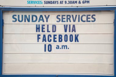 Kilise Coronavirus salgını yüzünden kapandı. Facebook üzerinden çevrimiçi Pazar hizmetini belirten bir imza at.