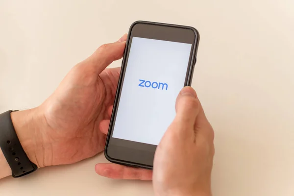 Sydney, Avustralya - 2020-04-04 Hands zoom uygulamalı bir telefon tutuyor
