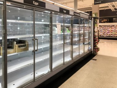 Sydney, Avustralya 2020-03-17 Woolworths Süpermarketindeki boş yumurta rafı. COVID-19 panik satın alma.