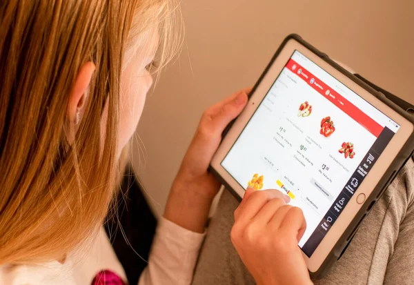 澳大利亚悉尼一个待在家里的女孩在平板电脑上网上购物 Coronavirus封锁概念 — 图库照片