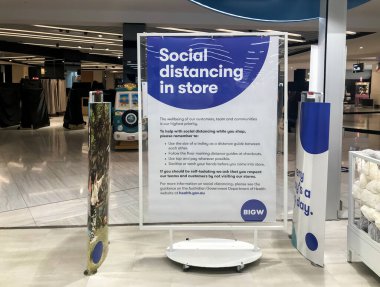 Sydney, Avustralya 2020-03-17 Woolworths Süpermarketindeki boş yumurta rafı. COVID-19 panik satın alma.