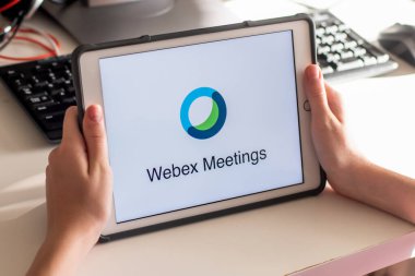 Sydney, Avustralya - 2020-04-15 Hands Webex bulut toplantıları uygulamalı akıllı bir telefon tutuyor