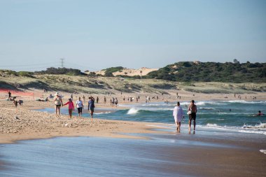 Sydney, Avustralya - 2020-04-17 kişi Wanda plajında egzersiz yapıyor. COVID-19 toplanma ve hareket kısıtlaması. İnsanların yüzmesine, koşmasına, yürümesine, sörf yapmasına ve balık tutmasına izin verilir.