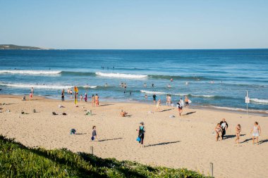 Sydney, Avustralya - 2020-04-17 kişi Wanda plajında egzersiz yapıyor. COVID-19 toplanma ve hareket kısıtlaması. İnsanların yüzmesine, koşmasına, yürümesine, sörf yapmasına ve balık tutmasına izin verilir.