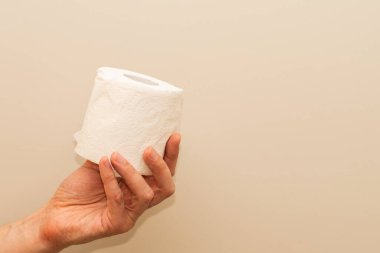 Adamın el ele tutuşması ve tuvalet kağıdı rulosu vermesi.