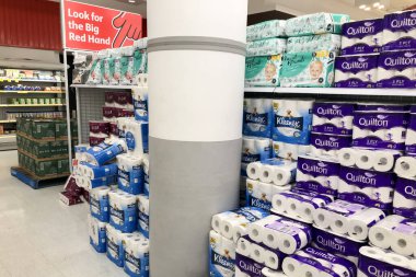 Sydney, Avustralya 2020-04-22 Tuvalet kağıtları Coles Westfiels raflarına geri döndü Miranda süpermarketi.