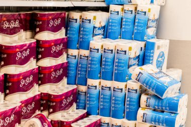 Sydney, Avustralya 2020-04-22 Tuvalet kağıtları Coles Westfiels raflarına geri döndü Miranda süpermarketi.