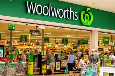 Sydney, Avustralya 2020-04-24. Coronavirüs salgını sırasında Woolworths süpermarketinin dış görünüşü