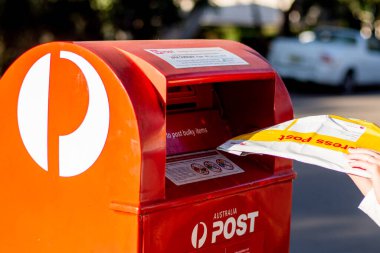 Sydney, Avustralya 2020-04-25 Avustralya posta kutusu üzerinden posta çantası gönderiyor. Avustralya Post, Covid-19 salgınından dolayı önemli teslimat gecikmeleri yaşıyor
