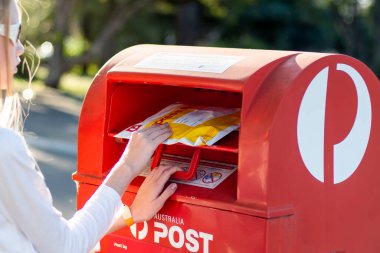 Sydney, Avustralya 2020-04-25 Avustralya posta kutusu üzerinden posta çantası gönderiyor. Avustralya Post, Covid-19 salgınından dolayı önemli teslimat gecikmeleri yaşıyor