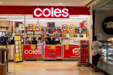 Sydney, Avustralya 2020-04-27: COVID-19 salgını sırasında Coles süpermarketinin dış görünümü