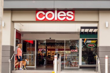 Sydney, Avustralya 2020-04-27: COVID-19 salgını sırasında Coles süpermarket binasının dış görünüşü