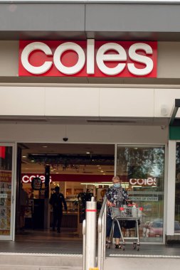 Sydney, Avustralya 2020-04-27: COVID-19 salgını sırasında Coles süpermarket binasının dış görünüşü