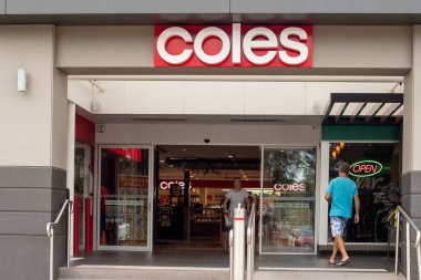 Sydney, Avustralya 2020-04-27: COVID-19 salgını sırasında Coles süpermarket binasının dış görünüşü