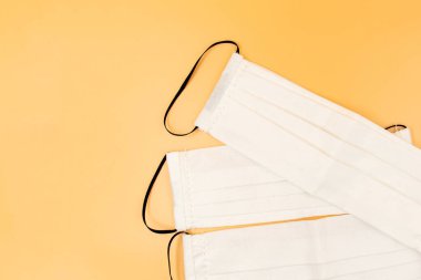 DIY El yapımı çevre dostu yeniden kullanılabilir beyaz pamuk yüz maskesi virüslerin yayılmasını engellemeye yardımcı olur. COVID-19 salgın konsepti